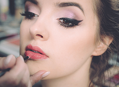 Demakijaż twarzy i oczu a oczyszczanie skóry - czym się różnią i dlaczego są tak ważne w pielęgnacji?